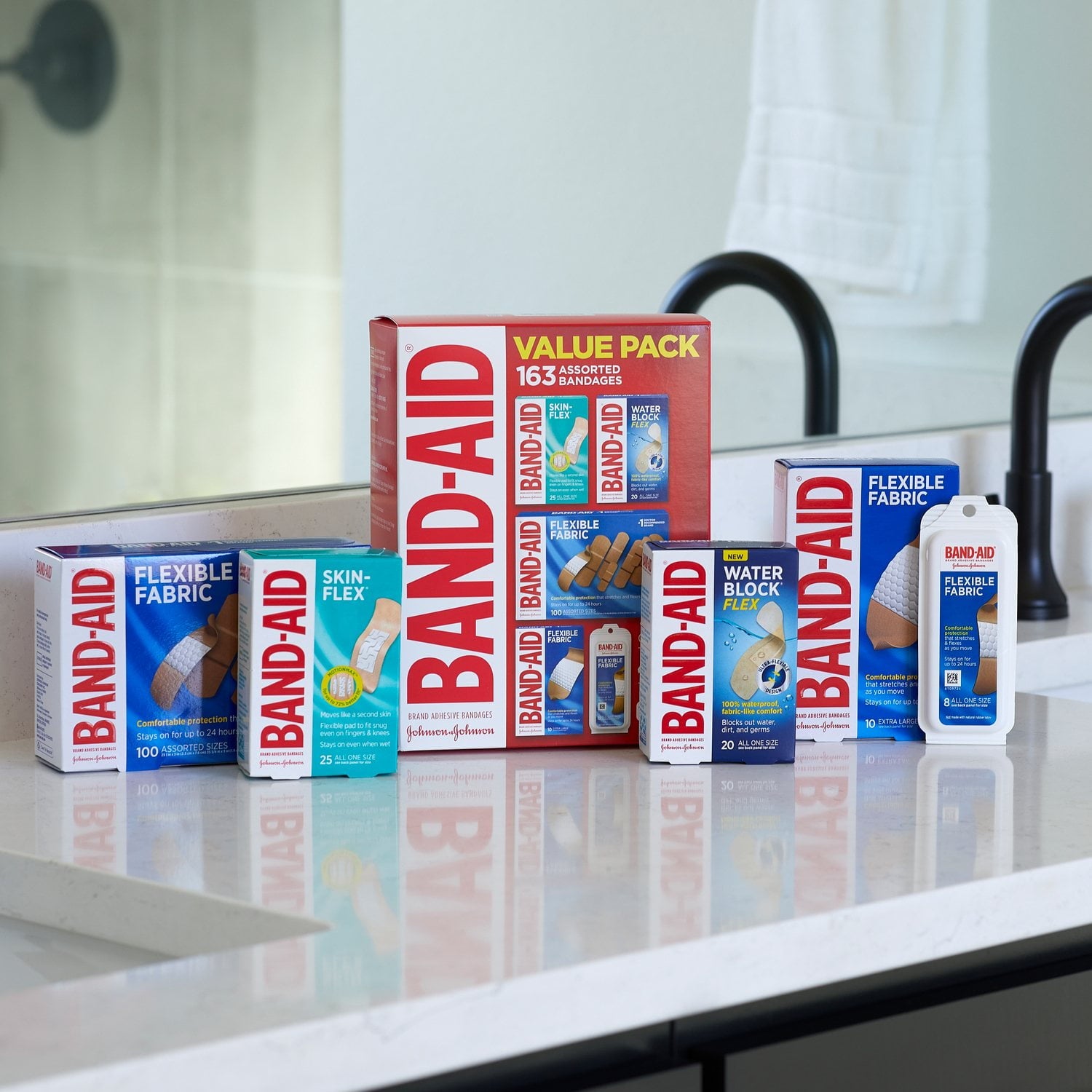 BAND-AID 粘着包帯、バラエティパック、163 枚入り。