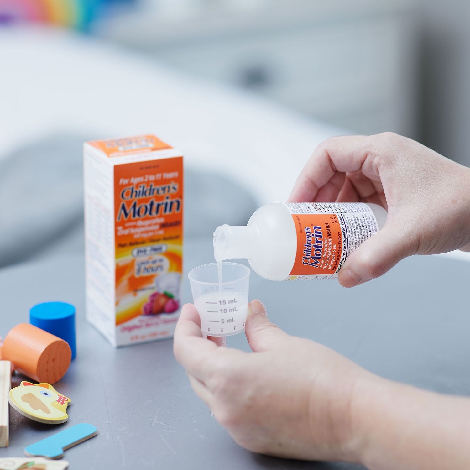 子供用モートリン鎮痛剤/解熱剤 NSAID、イブプロフェン 100 mg、オリジナルベリー 4 オンス、3 個パック
