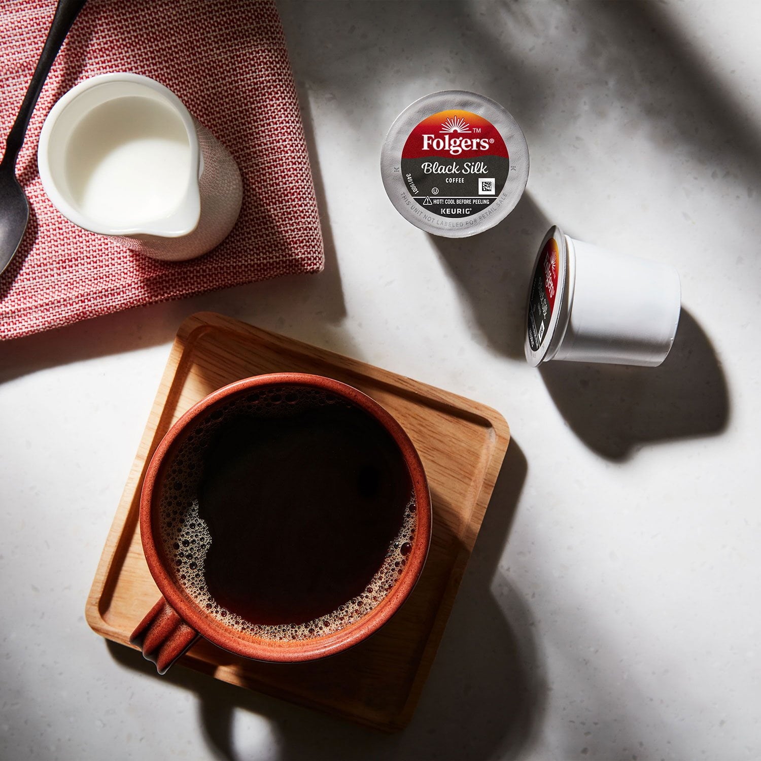 フォルジャーズ ダークロースト K-Cup コーヒーポッド、ブラックシルク、100 個入り。