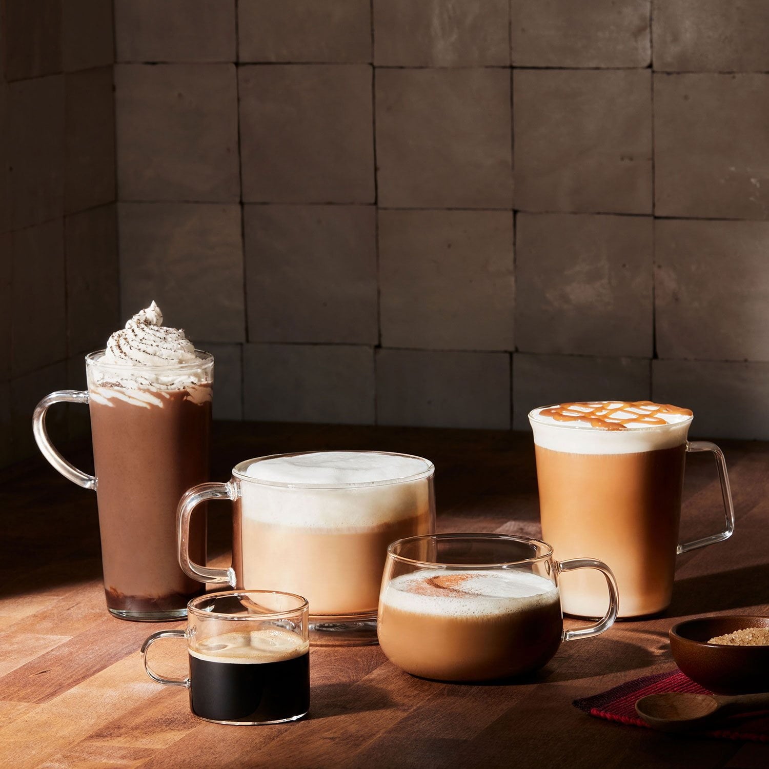 フォルジャーズ カフェインレス クラシック ロースト グラウンド コーヒー、28.8 オンス。カフェインレス クラシック ロースト グラウンド コーヒー、28.8 オンス。