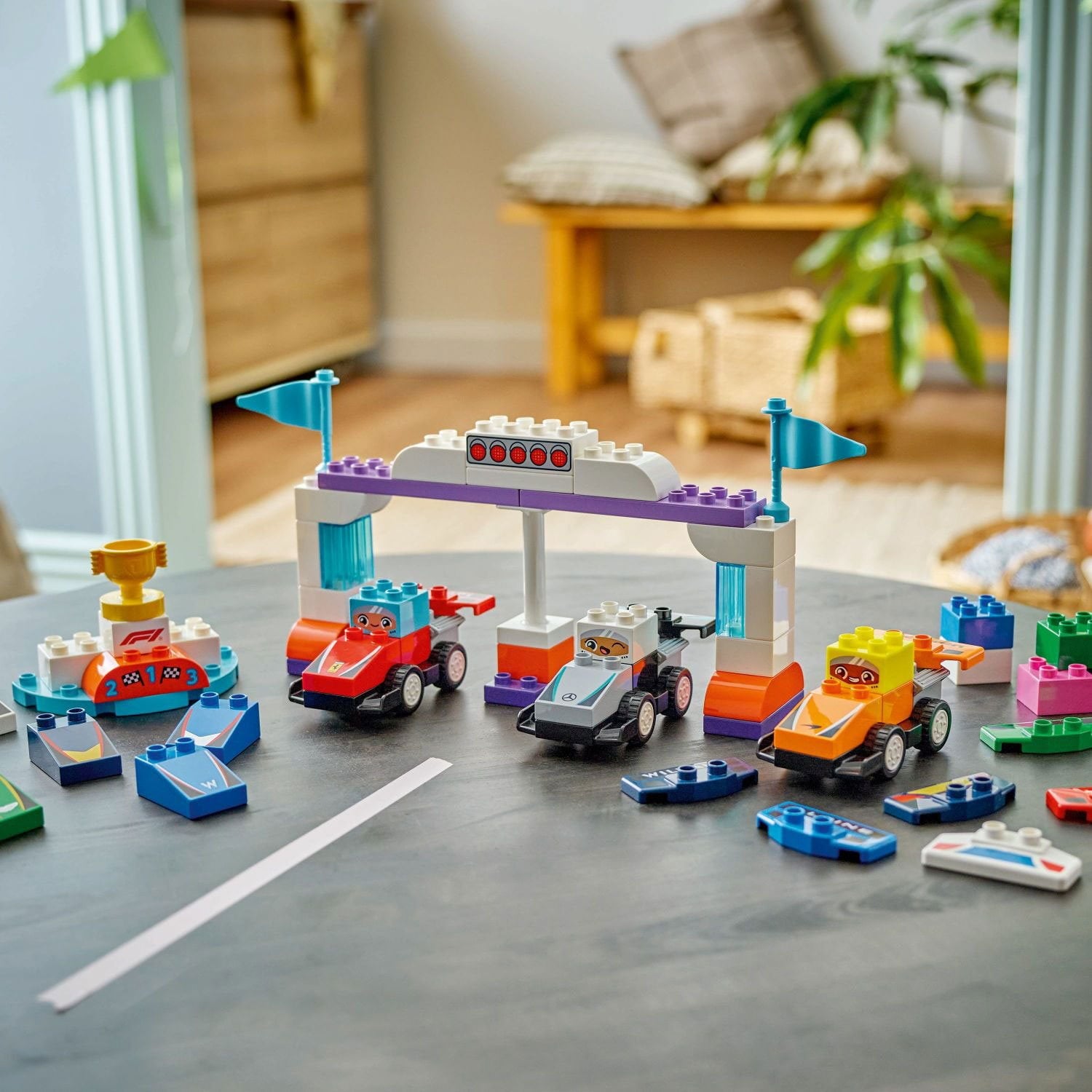 LEGO DUPLO タウン F1 チーム レースカー &amp; ドライバー 組み立ておもちゃ、70 個。