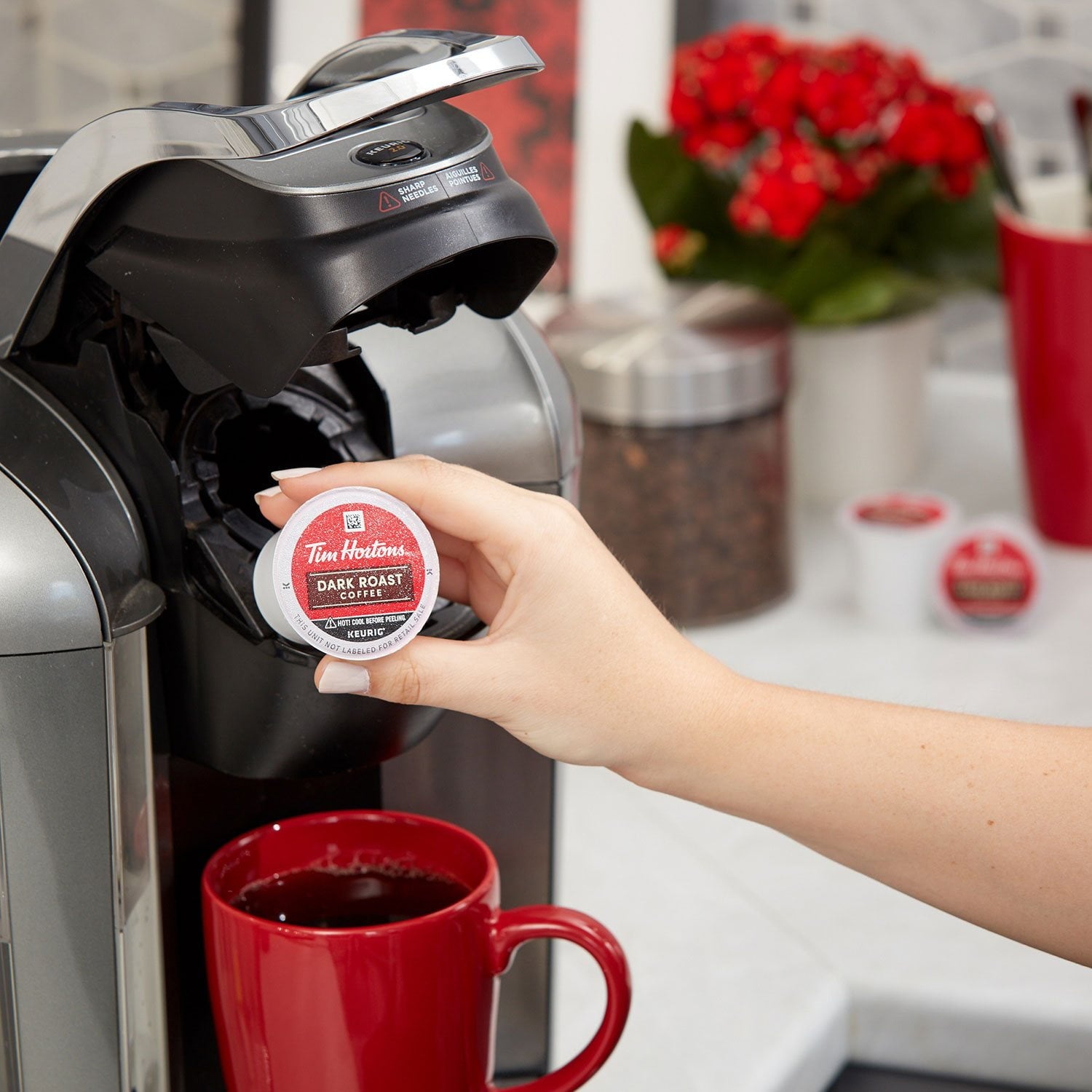 Tim Hortons プレミアム K-Cup コーヒーポッド、ダークロースト、100 個入り。